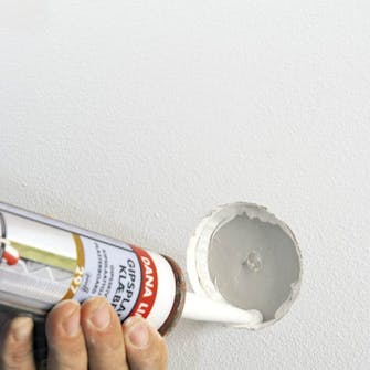 Ha gipsplatelim i hullet, og trykk proppen forsiktig inn Ha gipsplatelim i hullet, og trykk proppen forsiktig inn